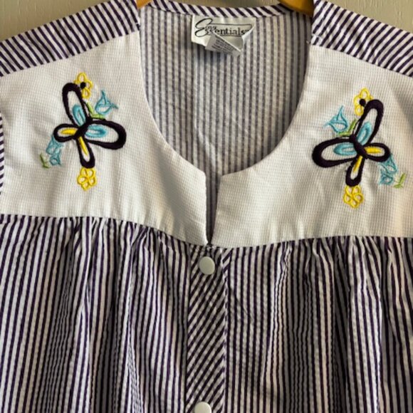 Easy Essentials Women's M Seersucker Lilac/White Snap Front Robe/Housedress 41" - Picture 4 of 7